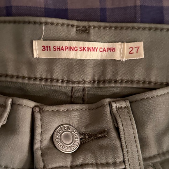 Skinny Shaping Capri Levi Pants - Picture 2 of 4